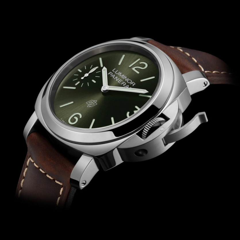 Montre Panerai Luminor avec un cadran vert foncé et un bracelet en cuir marron.